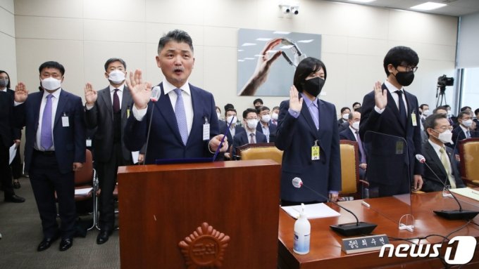 国会で証人宣誓をするキム・ボムス氏（共同取材）(c)MONEYTODAY