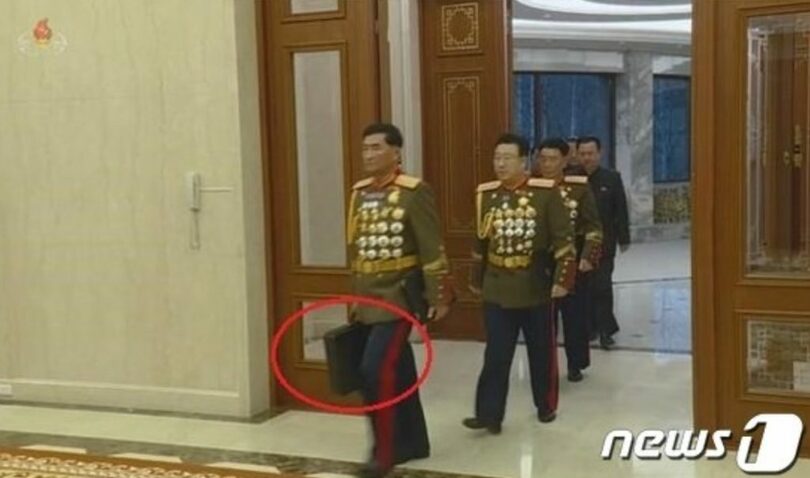 パク・スイル軍総参謀長が運ぶキム・ジョンウン総書記の「核かばん」と推定されるかばん（朝鮮中央テレビ12日放送キャプチャー）(c)news1