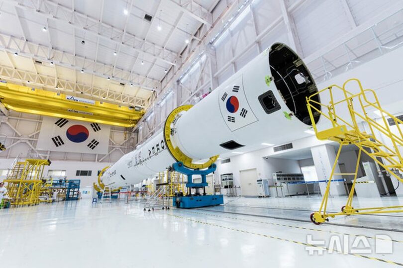 2026年9月14日、韓国南西部・全羅南道高興郡の羅老宇宙センターで、第1段と第2段が結合された韓国型ロケット「ヌリ号」5号機＝韓国航空宇宙研究院提供(c)NEWSIS