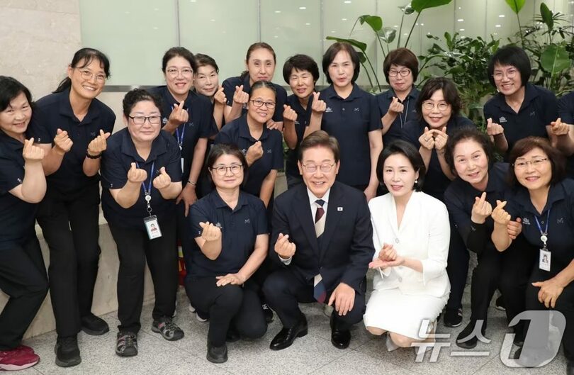 2025年6月4日、ソウル・汝矣島の国会本館で、清掃労働者らとの写真撮影に臨むイ・ジェミョン（李在明）大統領(c)news1