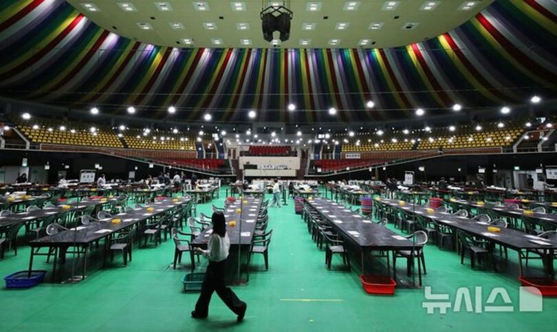 大統領選挙日を翌日に控えた2日午後、済州市の体育館で投票用紙分類機を点検する選管関係者(c)NEWSIS