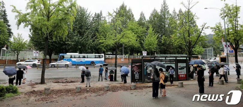 記録的な大雨で浸水したソウル銅雀駅前のバス停(c)news1