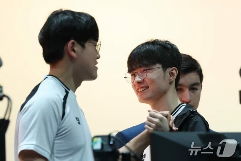 2026年愛知・名古屋アジア大会のeスポーツ「リーグ・オブ・レジェンド」決勝で金メダルが決まり、チームメートの「Gumayusi」イ・ミンヒョン（左）とハイタッチする「Faker」イ・サンヒョク＝2026年10月2日、AichiSkyExpo (c)news1