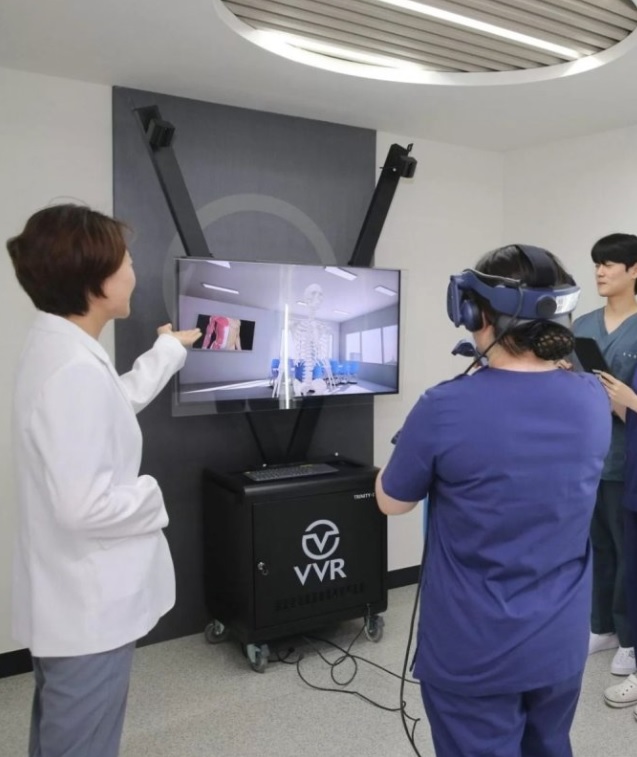 3D Organonでの実習の様子（写真=VR GATEホームページ）(c)MONEYTODAY