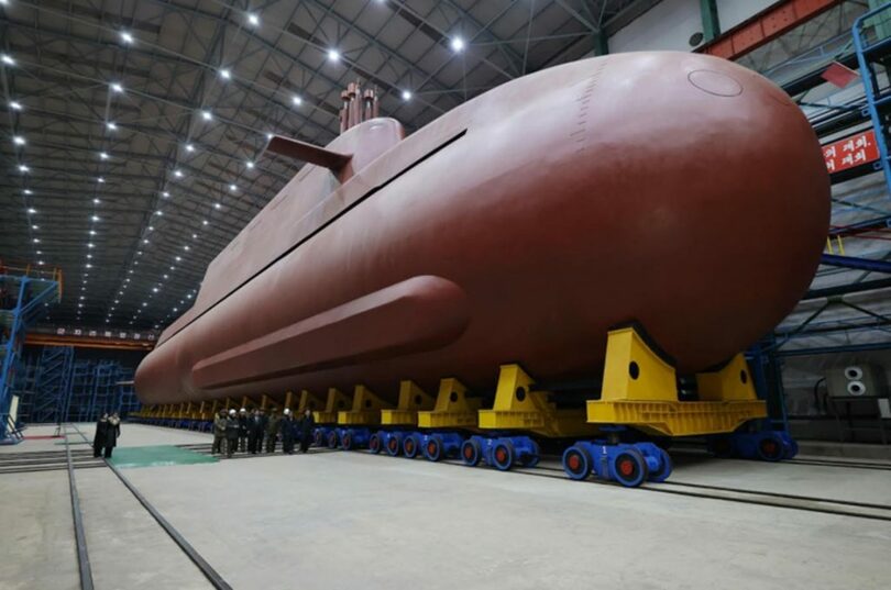北朝鮮は8700トン級の原子力潜水艦を建造中だとして、艦体全体の写真を初めて公開した＝労働新聞(c)KOREA WAVE