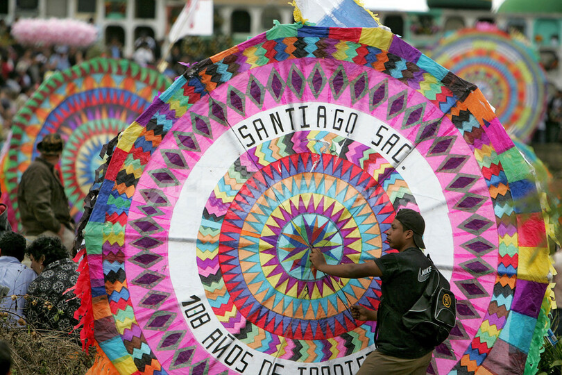 国際ニュース：AFPBB Newsグアテマラの万聖節、空を舞う色鮮やかな大型たこ