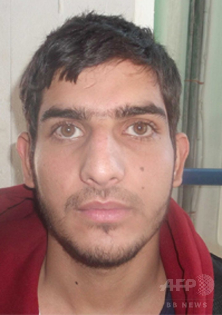 パリ自爆犯の写真公開 発見の旅券、死亡したシリア兵のものか