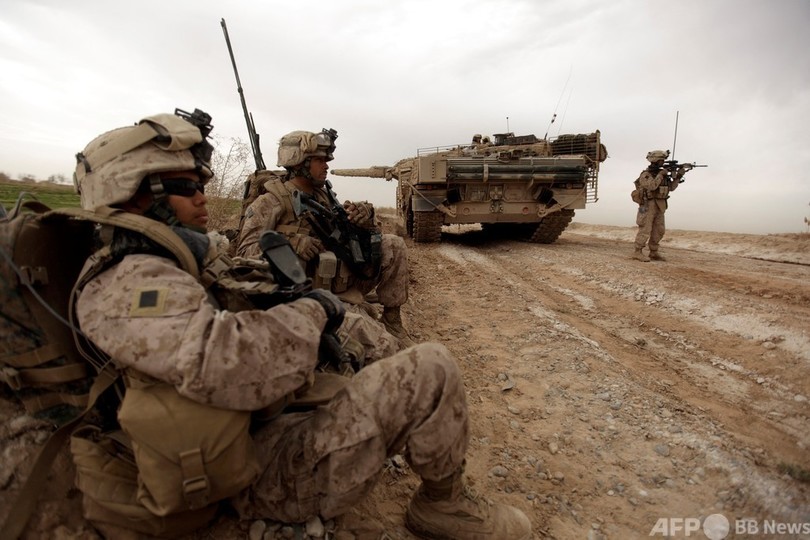 撤退 アメリカ アフガニスタン なぜ米軍はアフガニスタンから撤退したのか？ 9・11直前に暗殺された「英雄」の遺影