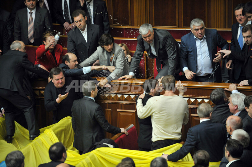 ウクライナ議会、露海軍の駐留期限延長で大パニックに