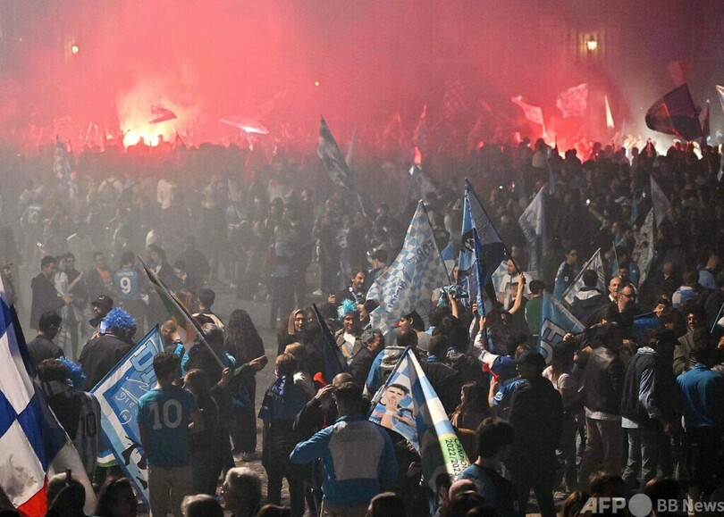 ナポリファンが地元で喜び爆発 マラドーナ時代以来33年ぶりV