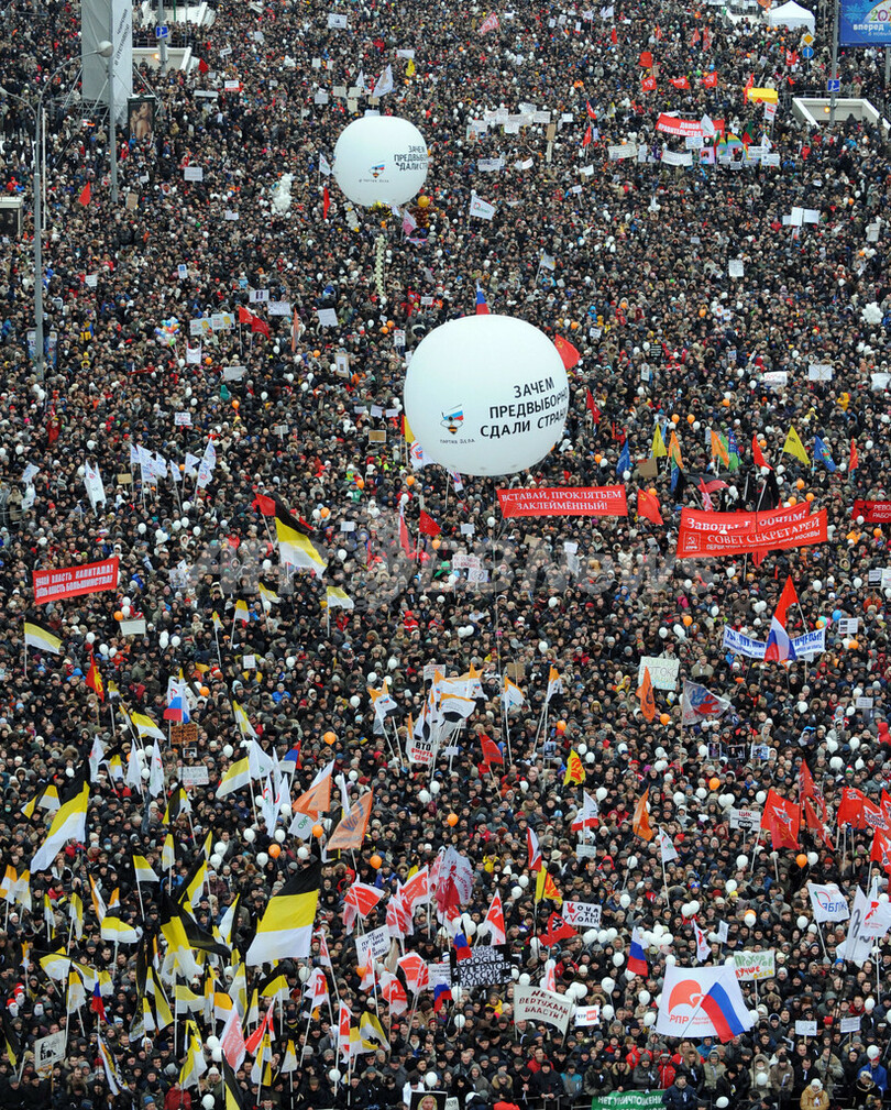 モスクワで過去最大規模の抗議デモ、主催者側は「12万人」と発表