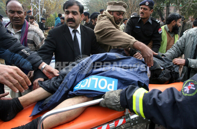 パキスタンのラホールで自爆テロ、警官ら26人死亡