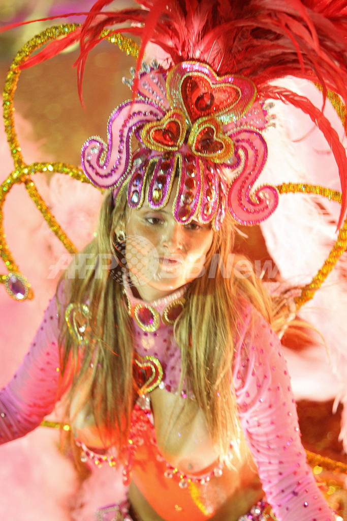 ブラジル・リオのカーニバル、一夜目から興奮は最高潮