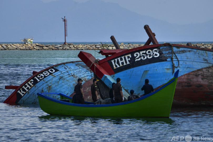 インドネシア、違法外国漁船を焼却処分