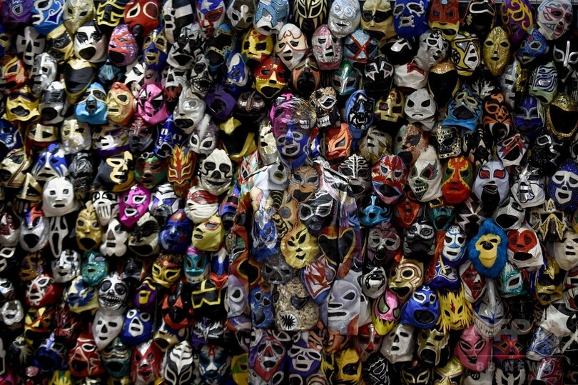 見える？マスクに溶け込む「透明人間」アーティスト