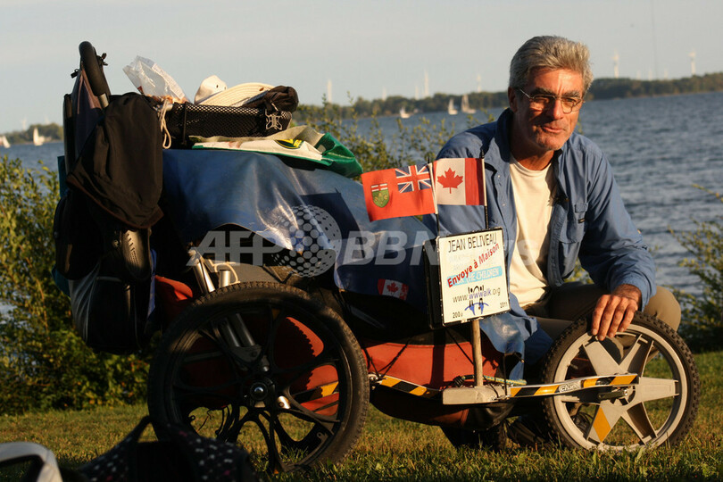 徒歩で世界一周のカナダ人男性、11年待った内縁の妻の元へ