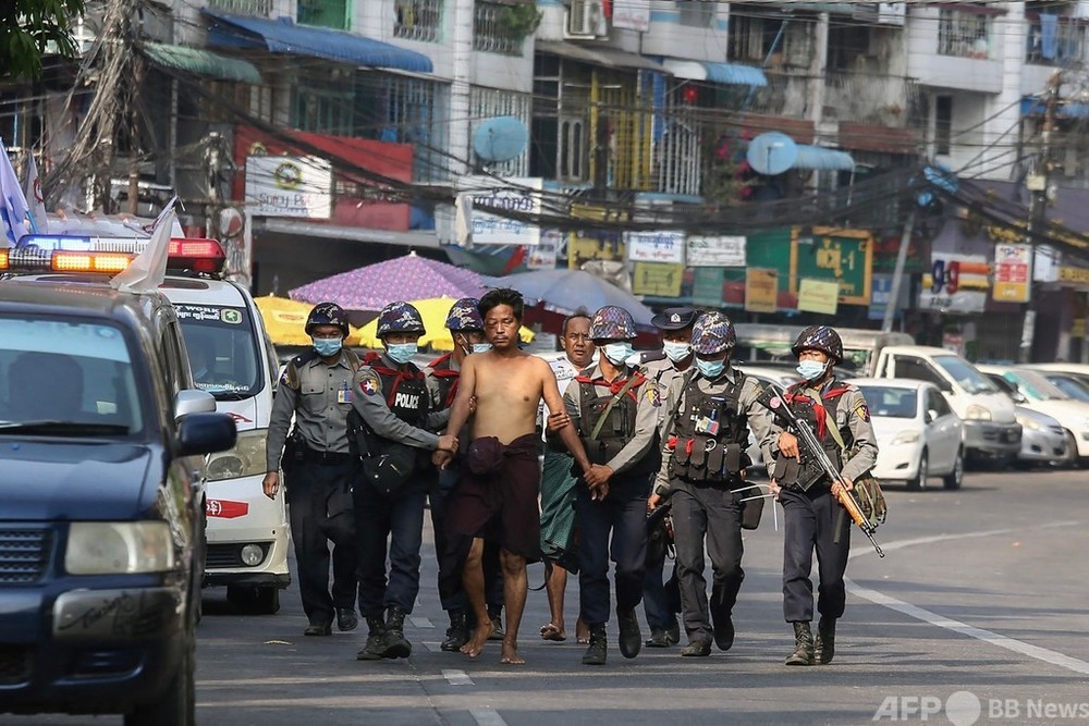 ミャンマー・ヤンゴンで抗議デモ続く、日本人記者一時拘束