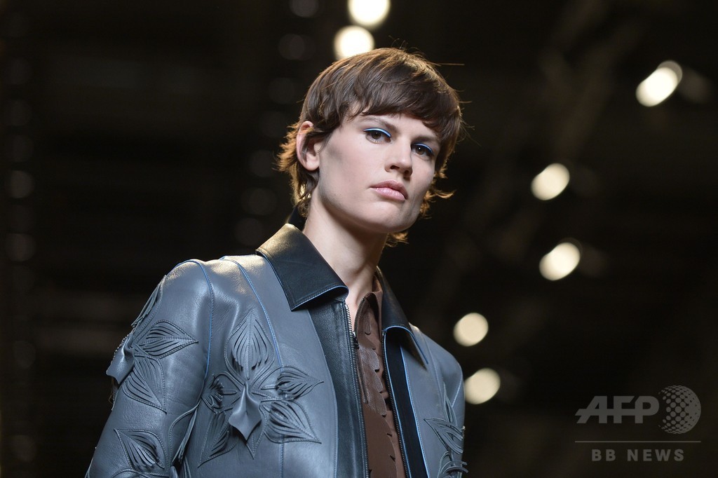 新本社から見えるローマの空をカラーパレットに、「フェンディ」15年春夏