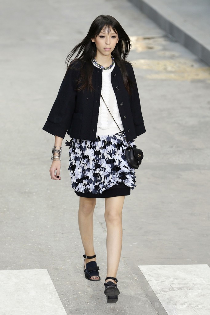 「戦争ではなくファッションを創ろう！」モデルらがデモ行進、「シャネル」15年春夏