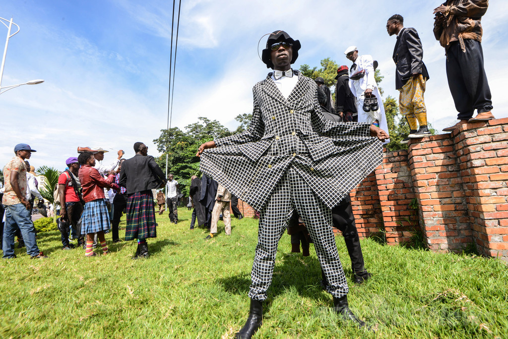 ヨウジヤマモトやイッセイミヤケも着るコンゴ民主共和国のおしゃれな男性集団「サプール」