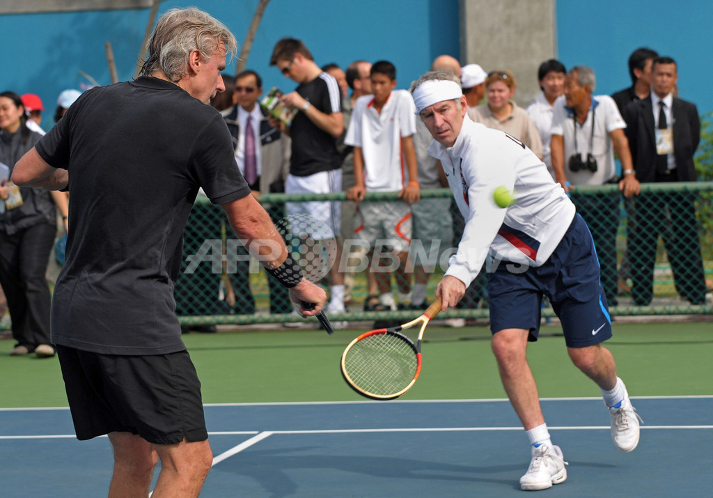 ボルグ氏とマッケンロー氏 タイでテニス・クリニックに参加 写真6枚