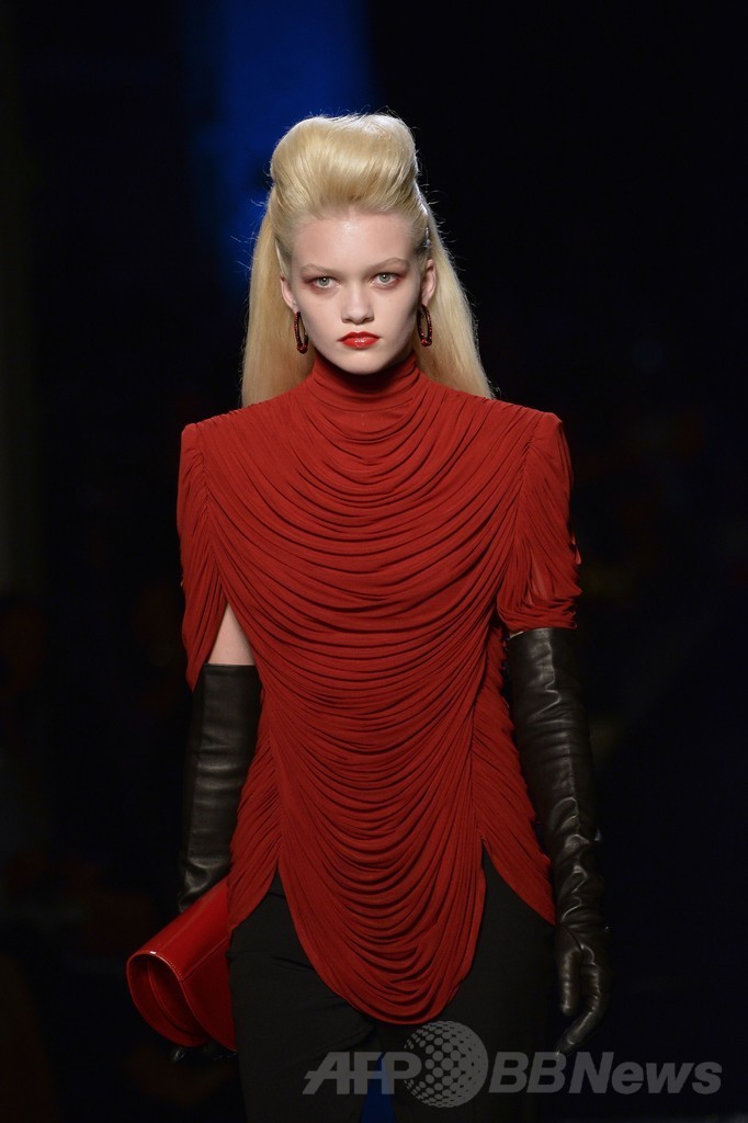 「ひげ面の女装歌手」も登場、J.P.ゴルチエ14/15年秋冬オートクチュール