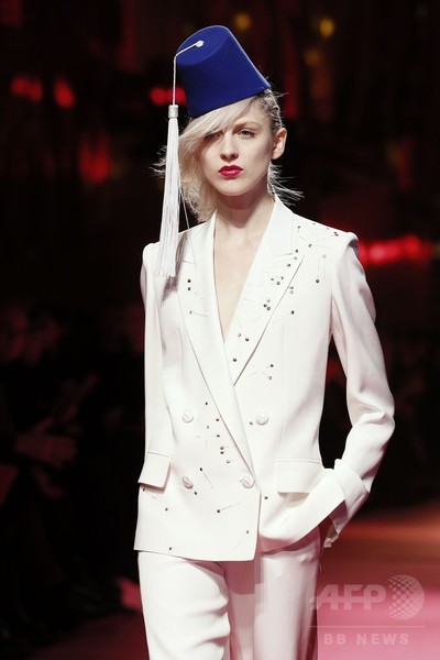 マルコ・ザニーニ退任後も陽気なムードを残して、「スキャパレリ」15年春夏オートクチュール