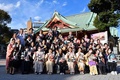 東京都内の神田明神で行われた「アイボの七五三」で自身のアイボを手にして記念撮影に臨む参加者（2021年11月12日撮影）。(c)Kazuhiro NOGI / AFP