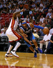 12-13NBAは2日、各地で試合が行われ、マイアミ・ヒート（Miami Heat）はオーバータイムの末にダラス・マーベリックス（Dallas Mavericks）を119-109で下した。

マイアミ・ヒートのウドニス・ハスレム（Udonis Haslem）にドライブを仕掛けるダラス・マーベリックスのビンス・カーター（Vince Carter、2013年1月2日撮影）。(c)AFP/Getty Images/Mike Ehrmann