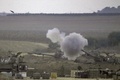 パレスチナ自治区ガザ地区（Gaza Strip）との境界付近で、同地区内の標的に向けて砲撃するイスラエル軍（2014年7月23日撮影）。(c)AFP/JACK GUEZ