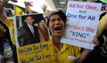 タイのタクシン元首相派が率いる政権の退陣を求めて占拠しているバンコク（スワンナプーム）国際空港（Suvarnabhumi Airport）で、与党解党を命じる憲法裁命令に歓喜する反タクシン元首相派の支持者たち（2008年12月2日撮影）。(c)AFP/Saeed KHAN