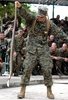 米軍主導による太平洋地域最大の合同軍事演習で、日本、韓国、インドネシア、タイ、シンガポール、米国の6か国から計1万4000人の軍事要員が参加する「コブラゴールド（Cobra Gold 2010）」が、タイで11日までの日程で実施されている。

写真はタイ・チョンブリ（Chonburi）県にある海軍基地で実施された合同軍事演習「コブラゴールド」で、ジャングルでのサバイバル訓練中に捕獲したコブラを持ってきた米海兵隊員（2010年2月9日撮影）。(c)AFP/PORNCHAI KITTIWONGSAKUL