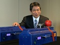 無線で力触覚を伝える「フォーストランシーバー」（無線による携帯型力触覚通信機）を発表する開発者の慶應義塾大学理工学部システムデザイン工学科の大西公平（Kohei Onishi）教授（2013年12月20日撮影）。(c)AFP/Yoshikazu TSUNO