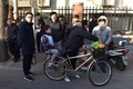 中国・北京で、男の襲撃があった西城区の小学校から保護者に付き添われて下校する児童（2019年1月8日撮影）。(c)Greg Baker / AFP