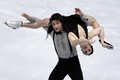 フィギュアスケート・グランプリ（GP）シリーズ第5戦、エリック ・ボンパール杯（Trophee Eric Bompard 2013）アイスダンス・ショートダンス（SD）。演技に臨むテッサ・ヴァーチュー（Tessa Virtue）/スコット・モイア（Scott Moir）組（2013年11月15日撮影）。(c)AFP/KENZO TRIBOUILLARD