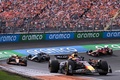 24F1第15戦オランダGP決勝。レースに臨むレッドブルのマックス・フェルスタッペン（手前）、マクラーレンのランド・ノリス（左）ら（2024年8月25日撮影）。(c)JOHN THYS/ AFP