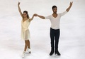 14-15フィギュアスケートグランプリ（GP）シリーズ第5戦、エリック・ボンパール杯（Trophee Eric Bompard 2014）、アイスダンス・フリーダンス（FD）。演技を終え歓声に応えるガブリエラ・パパダキス（Gabriella Papadakis）/ギヨーム・シゼロン（Guillaume Cizeron）組（2014年11月22日撮影）。(c)AFP/ROMAIN PERROCHEAU