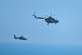 台湾に近い中国・福建省の平潭島上空を飛行する中国軍のヘリ（2022年8月4日撮影）。(c)Hector RETAMAL / AFP