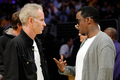 08-09NBA西カンファレンスプレーオフ1回戦、ロサンゼルス・レイカーズ（%%Los Angeles Lakers%%）対ユタ・ジャズ（%%Utah Jazz%%）第5戦。試合はレイカーズが107-96で勝利し、通算戦績を4勝1敗として同準決勝に進んだ。レイカーズは、コービー・ブライアント（%%Kobe Bryant%%）が両チーム最多の31得点を奪って勝利し、5戦目でジャズとのプレーオフ1回戦を制した。写真は試合観戦に訪れ元テニスプレーヤーのジョン・マッケンロー（%%John McEnroe%%）氏と言葉を交わすアーティストのショーン・コムズ（%%Sean Combs%%、右）。（2009年4月27日撮影）(c)AFP/Getty Images/Kevork Djansezian