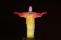 ブラジル・リオデジャネイロ（Rio de Janeiro）のコルコバード（Corcovado）の丘に立つ、スペイン国旗の色に染め上げられた巨大なキリスト像（Christ the Redeemer、2014年6月11日撮影）。(c)AFP/YASUYOSHI CHIBA