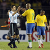 試合後に互いの健闘を称え合うアルゼンチンのハビエル・サネッティ（%%Javier Zanetti%%）とブラジルのダグラス・マイコン（%%Douglas Maicon%%）。（2008年6月18日撮影）(c)AFP/Antonio Scorza