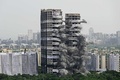 インド・ニューデリー郊外のノイダに立つ超高層住宅「ツインタワーズ」の爆破解体の様子（2022年8月28日撮影）。(c)Sajjad HUSSAIN / AFP