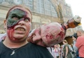 ドイツ中部フランクフルト・アムマイン（Frankfurt am Main）で7日、「ゾンビ・ウォーク（Zombie Walk）」が開催され、特殊メークでゾンビに扮（ふん）した参加者らが街に繰り出した。

写真は、特殊メークを施してゾンビに扮した参加者たち（2013年9月7日撮影）。(c)AFP/DPA/BORIS ROESSLER