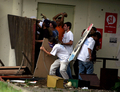 2007年11月7日、ベネズエラの首都カラカス（Caracas）で、大統領権限強化を認める改憲案反対デモで、チャベス派と衝突し、バリケードの背後に隠れるベネズエラ中央大学（Universidad Central de Venezuela）の反チャベス派学生。(c)AFP/Pedro REY