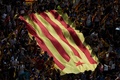 スペインからの独立の是非を問う住民投票が予定されているカタルーニャ州の州都バルセロナで、カタルーニャ独立派の旗「アスタラーダ」を掲げ、政府による投票阻止の構えに抗議する学生デモ（2017年9月28日撮影）。(c)AFP/Josep LAGO