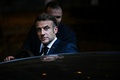 ベルギー・ブリュッセルで、欧州連合（EU）首脳会議後の記者会見を終えたフランスのエマニュエル・マクロン大統領（2024年10月17日撮影）。(c)NICOLAS TUCAT / AFP