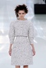 フランス・パリ市内で発表された「シャネル（CHANEL）」14年春夏オートクチュールコレクション（2014年1月21日撮影）。(c)AFP/PATRICK KOVARIK