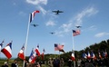 仏ノルマンディーのクリックビルアンベサン上空を飛ぶ輸送機ロッキードC130ハーキュリーズ（2024年6月5日撮影）。(c)Ludovic MARIN / AFP