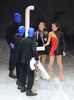フィギュアスケート世界国別対抗戦（%%ISU World Team Trophy 2009%%）のエキシビションが19日、東京・国立代々木競技場で行われ、日本の安藤美姫（%%Miki Ando%%）や浅田真央（%%Mao Asada%%）が、ゲストとして登場した米パフォーマンス集団ブルーマングループ（%%Blue Man Group%%）とともにパフォーマンスした。写真はブルーマングループとパフォーマンスする安藤美姫（右2）と浅田真央（右）。（2009年4月19日）(c)AFP/TORU YAMANAKA