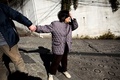 神奈川県川崎市で、夫の伊藤金政さんと買い物に出かける認知症患者の公子さん（2017年1月10日撮影）。(c)AFP/BEHROUZ MEHRI 